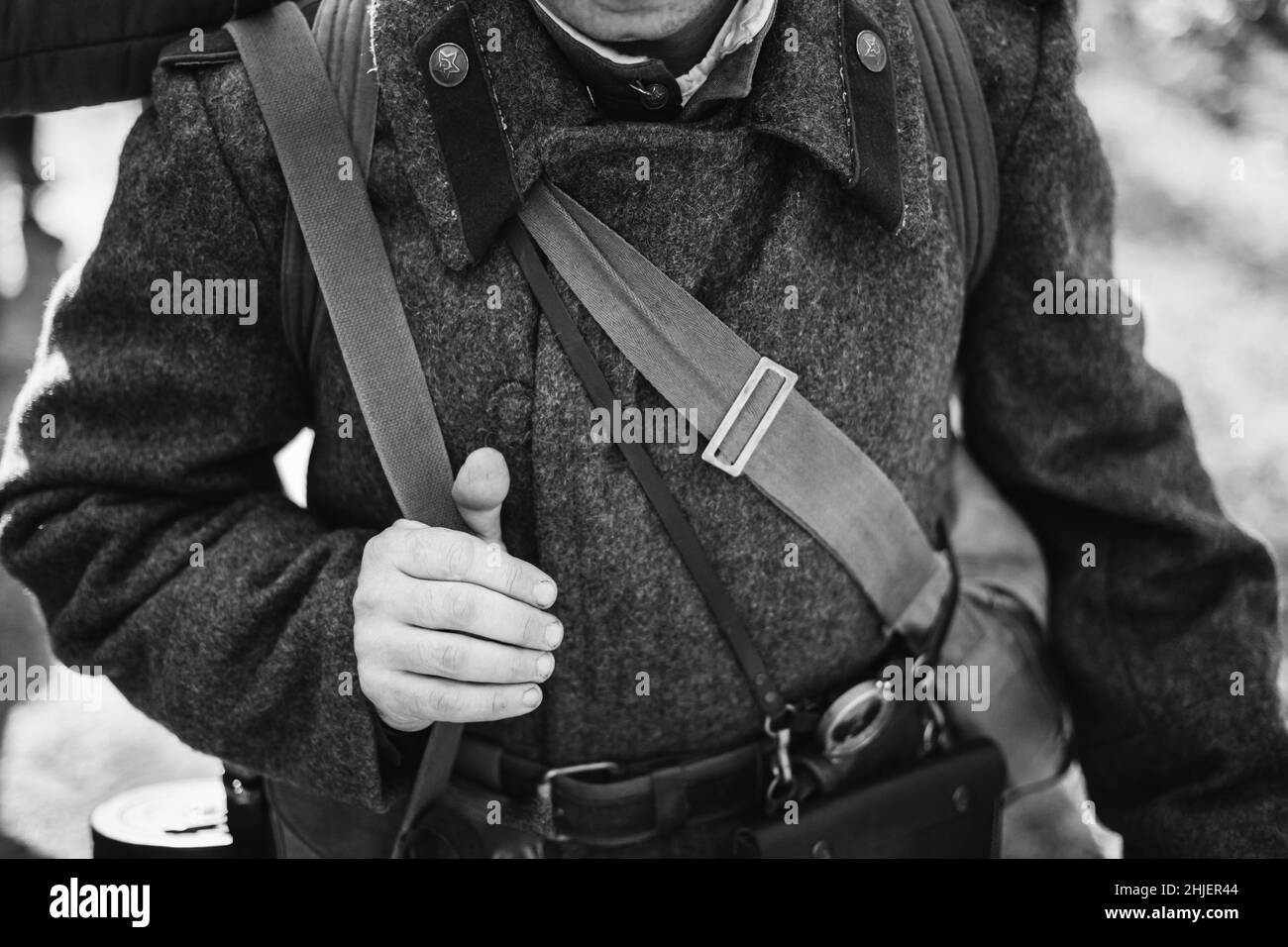 Mann-Re-enactor, gekleidet als Soldat der sowjetischen russischen Roten Armee im Zweiten Weltkrieg. Russische Overcoat Uniform im Zweiten Weltkrieg WW2 mal. Foto In Schwarzweiß Stockfoto
