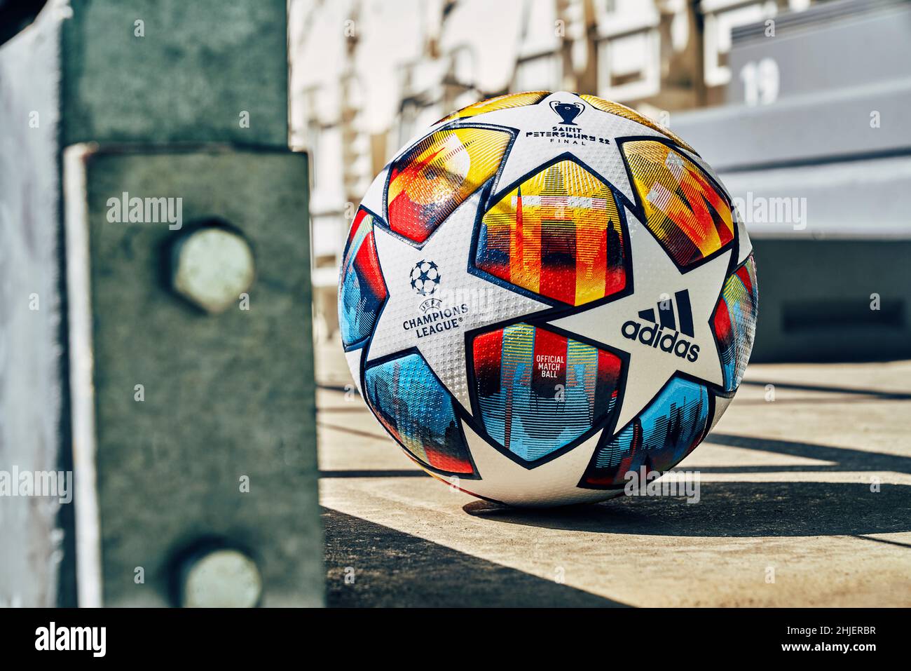 Fußball: Adidas-Finale, offizieller Spielball für die K.O.-Phase und das Finale der UEFA Champions League 2022 in Paris Stockfoto