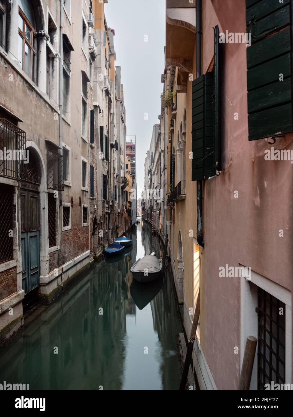 Kleiner Kanal mit Booten in Venedig, Italien an einem kalten Wintertag Stockfoto