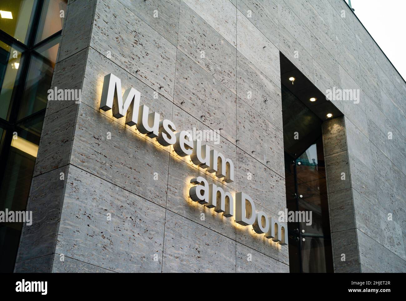 Würzburg, Deutschland - Januar 18 2022: Museum am Dom oder Museum am Dom in Würzburg, Frankenschild an der Außenfassade Stockfoto