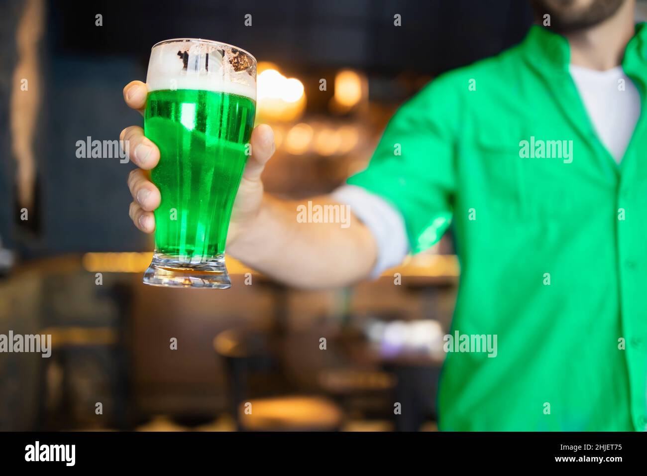 Farbenprächtig gefärbtes Bier zum St. Patrick's Day Stockfoto