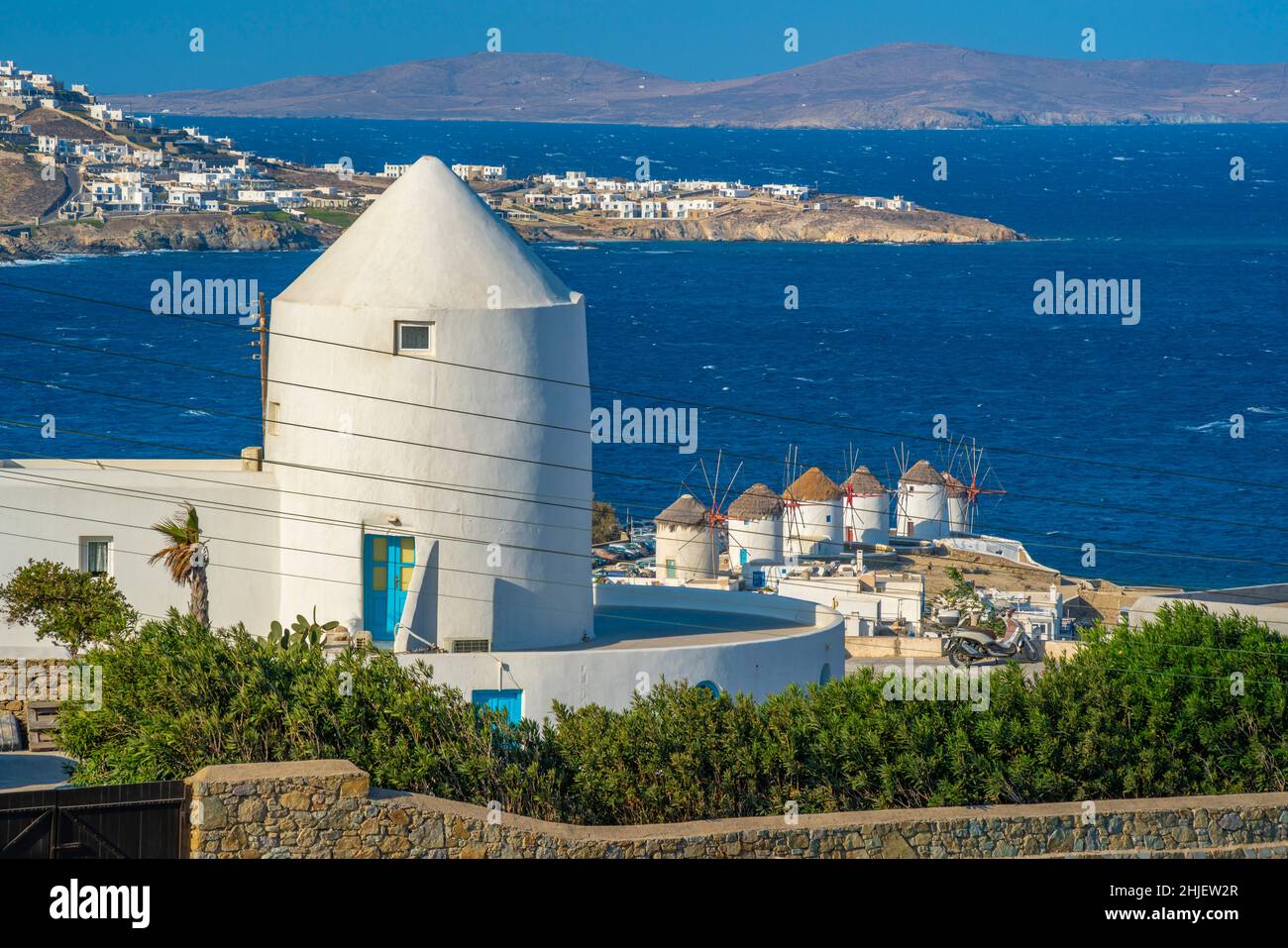 Erhöhte Ansicht von Mühlen und Stadt, Mykonos Stadt, Mykonos, Kykladen Inseln, Griechische Inseln, Ägäis, Griechenland, Europa Stockfoto