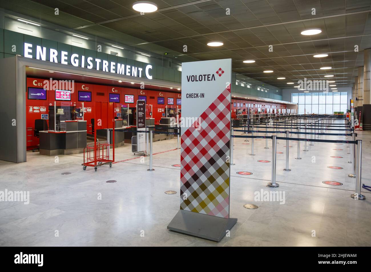 Toulouse, Frankreich - 21. September 2021: Terminal Check-in C am Flughafen Toulouse Blagnac (TLS) in Frankreich. Stockfoto