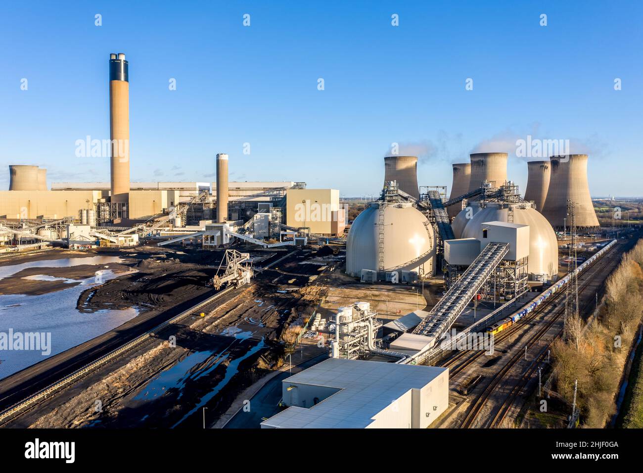 KRAFTWERK DRAX, DRAX, GROSSBRITANNIEN - 19. JANUAR 2022. Eine Luftaufnahme eines Schienengüterzuges, der erneuerbaren Biomasse-Brennstoff zum Kraftwerk Drax liefert Stockfoto