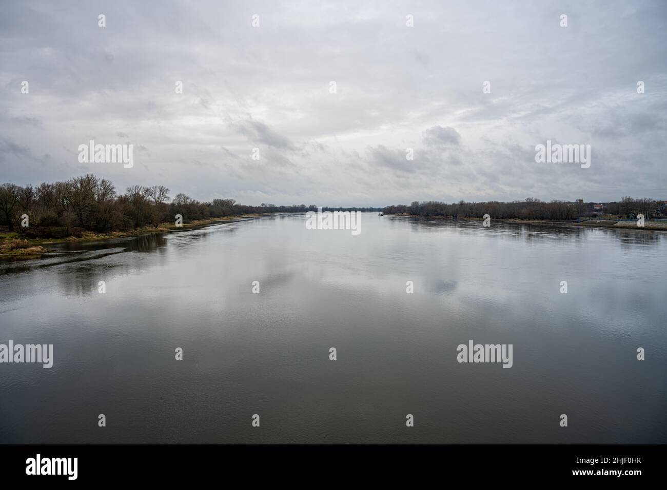 Blick auf die Weichsel in Torun, Nord-Zentral-Polen. Wolken reflektierten sich im Wasser Stockfoto