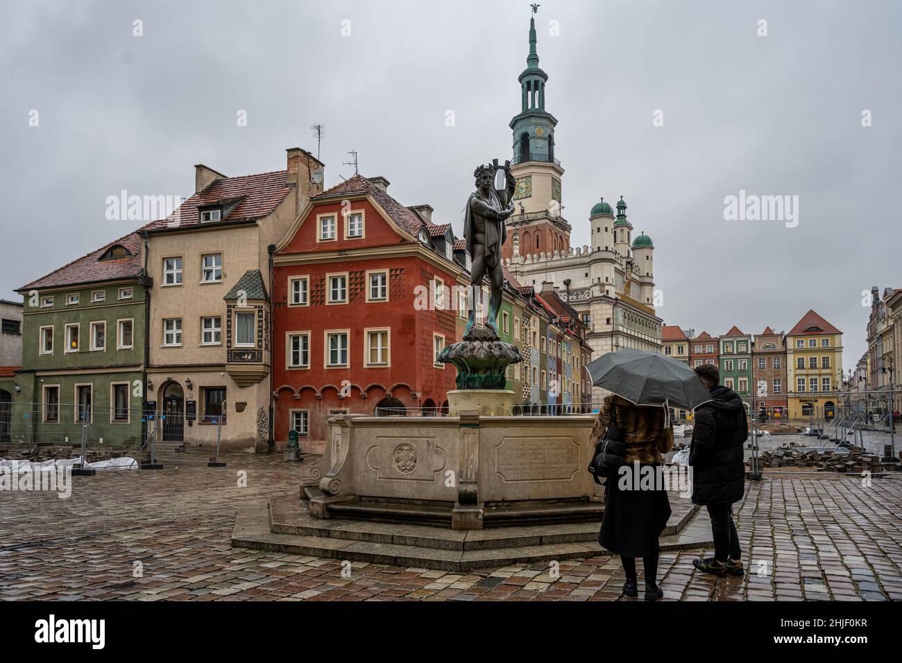 4. Januar 2021 - Poznan, Polen: Der Apollo-Brunnen - einer der vier Brunnen auf dem alten Renaissance-Markt in Poznan Stockfoto
