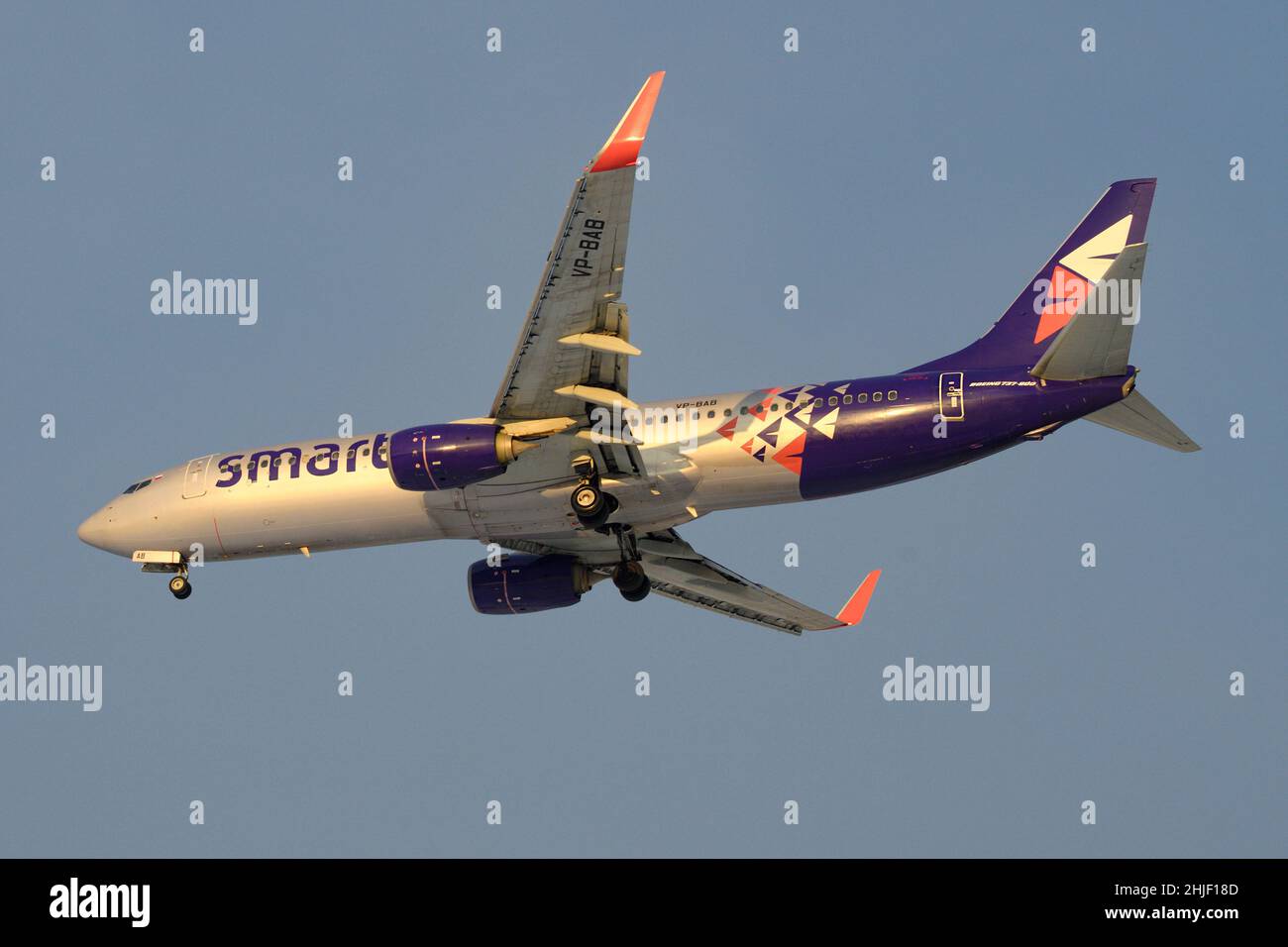 ST. PETERSBURG, RUSSLAND - 21. DEZEMBER 2021: Boeing 737-800 (VP-BAB) von Smartavia Airlines auf dem Gleitschirmweg Stockfoto