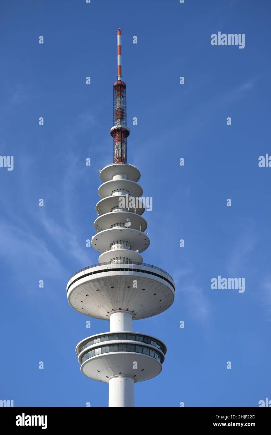 Hamburg, 5. Februar 2020: Fernsehturm namens Heinrich-Hertz-Turm vor blauem Himmel, Kopierraum Stockfoto