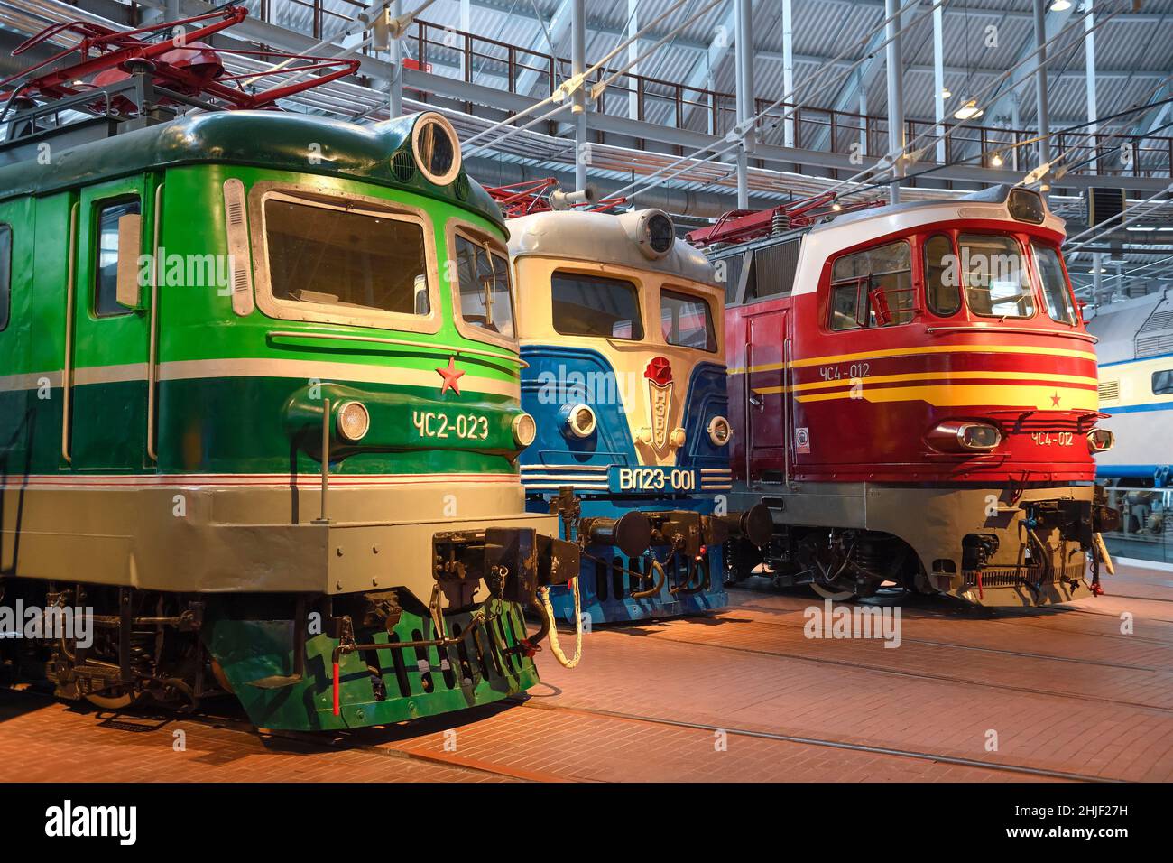 SANKT PETERSBURG, RUSSLAND - 12. JANUAR 2022: Drei elektrische Lokomotiven, die zu unterschiedlichen Zeiten auf den Eisenbahnlinien der Sowjetunion eingesetzt wurden. Ausstellung der Stockfoto
