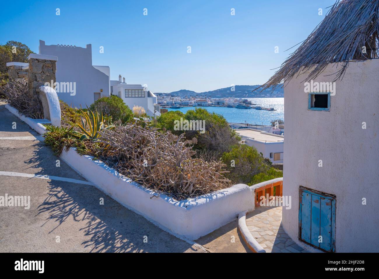 Blick auf Villen und Windmühle mit Blick auf die Stadt, Mykonos-Stadt, Mykonos, Kykladen-Inseln, griechische Inseln, Ägäis, Griechenland, Europa Stockfoto