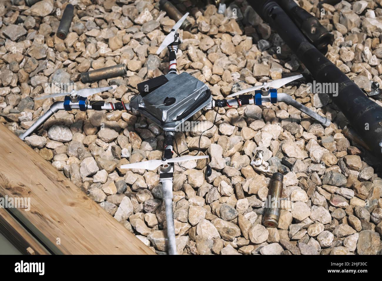 Ein selbstgemachter Quadcopter mit einer selbstgemachten Bombe, die von syrischen Militanten hergestellt wurde. Stockfoto