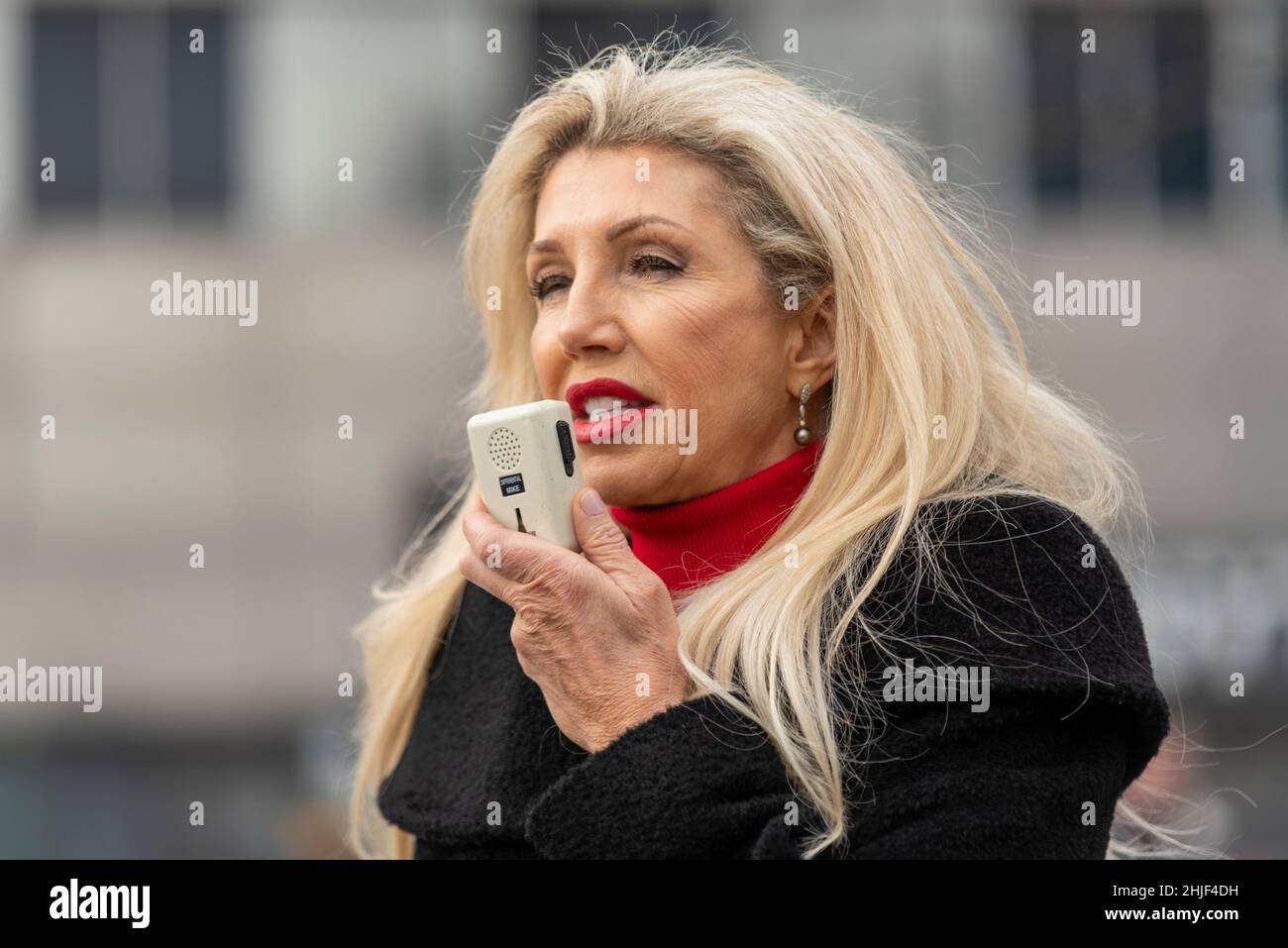Warrior Square, Southend on Sea, Essex, Großbritannien. 29th Januar 2022. Eine ‘Freedom Rally’ wird von Southend West-Nachwahlkandidaten Graham Moore abgehalten, der für die englische Constitution Party steht, die eine Wahlmarkenlinie für die Freiheit hat, mit dem englischen Bill of Rights (aus dem Jahr 1688/9) und der Magna Carta (1215/1297) als Manifest. Zu den Gastrednern gehörten die Verschwörungstheoretikerin und die ehemalige Krankenschwester Kate Shemirani. Themen waren COVID-19 Anti-Impfstoff und Anti-Maske Stockfoto