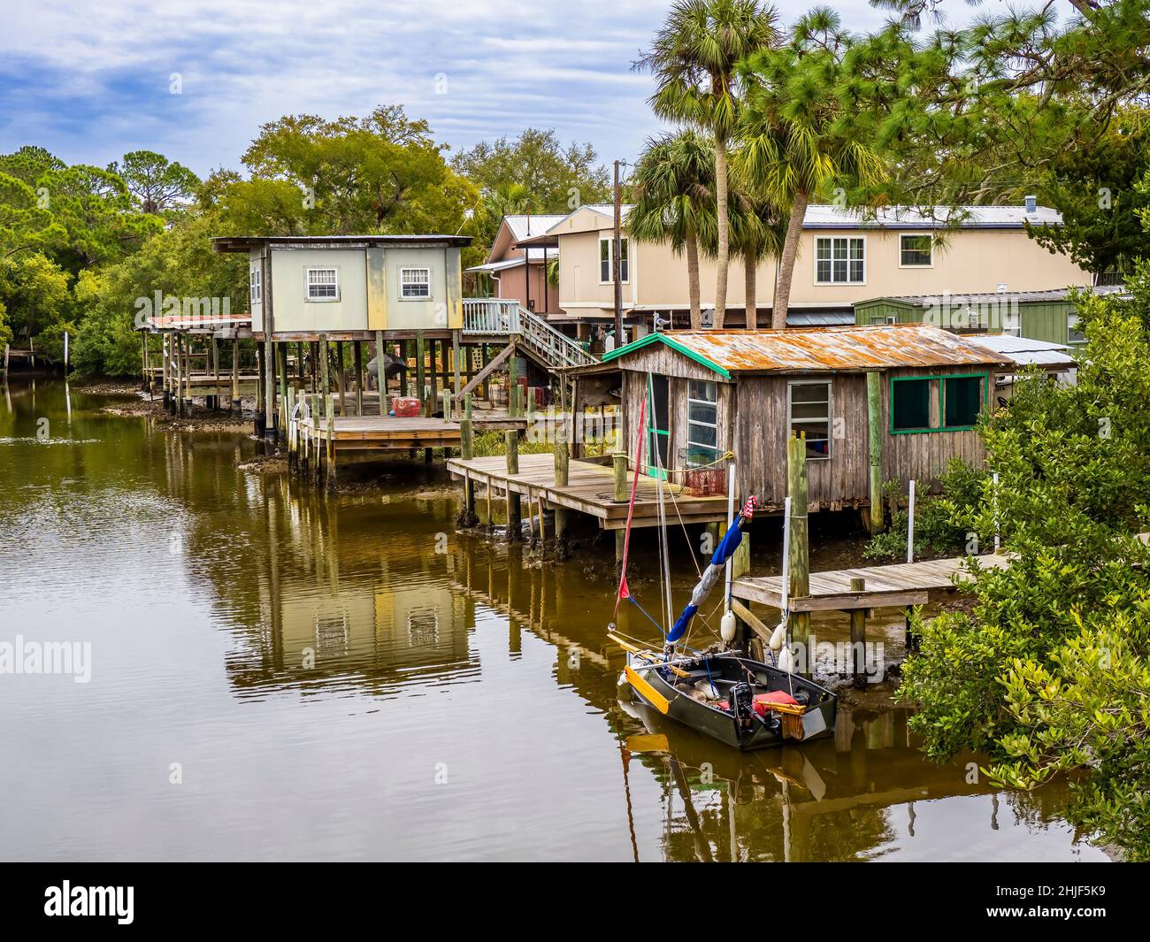 Häuser und Bootsanlegestellen auf Cedar Key Florida USA Stockfoto