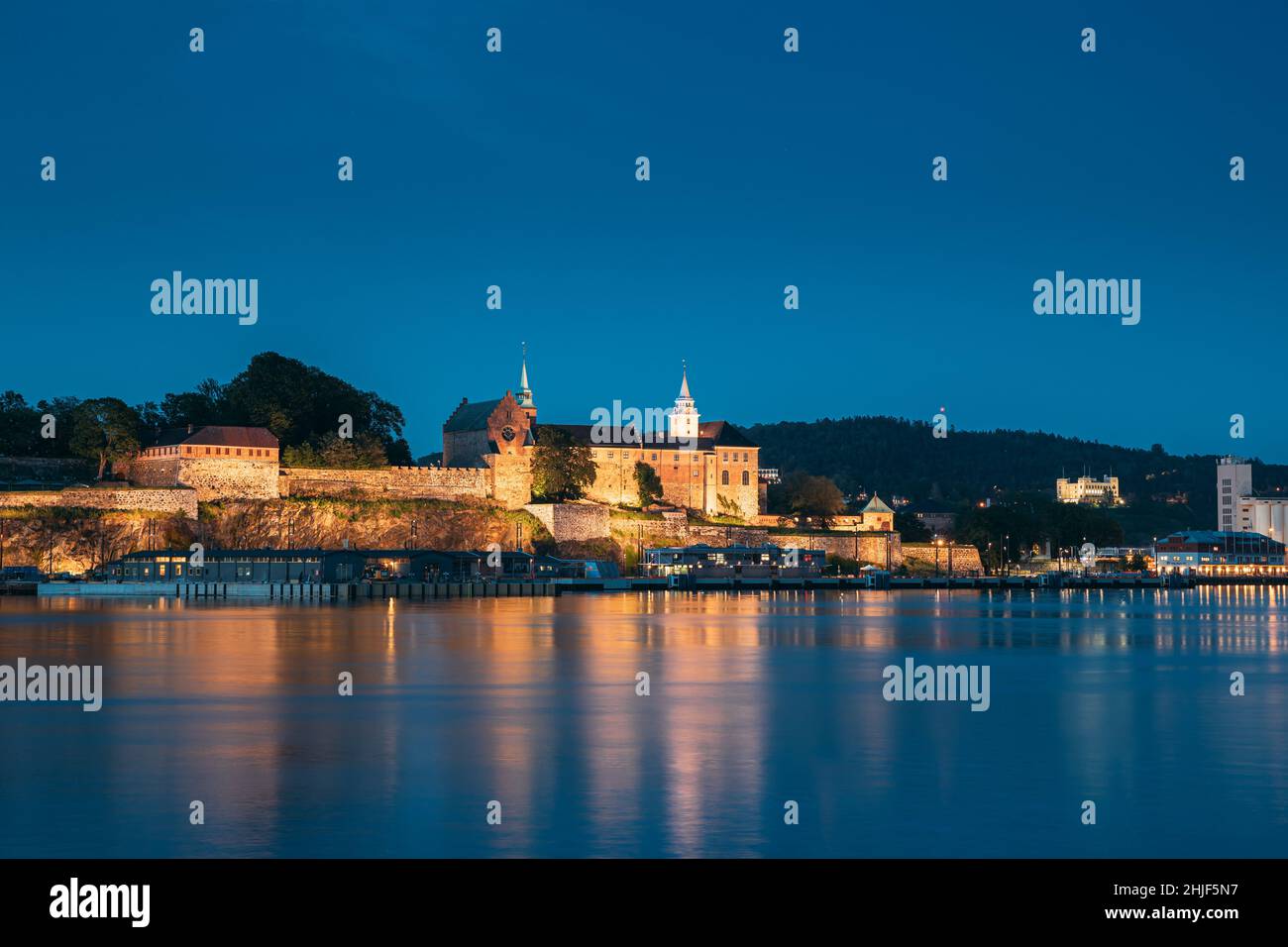 Oslo, Norwegen. Festung Akershus Im Sommerabend. Nachtansicht Des Berühmten Und Beliebten Ortes Stockfoto