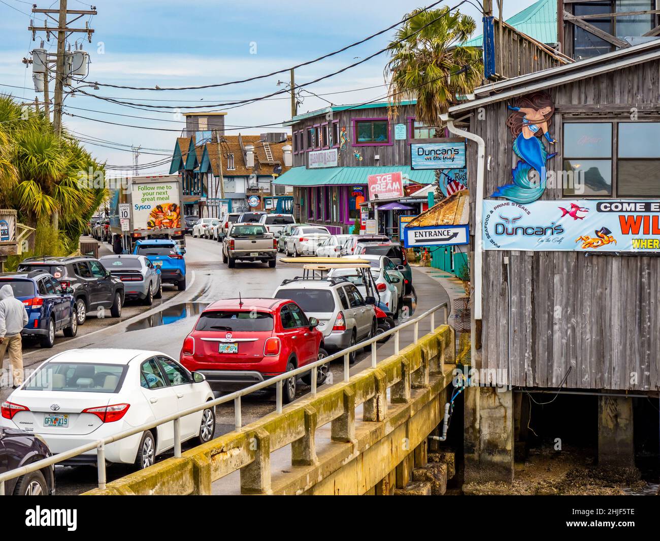Dock Street Restaurants und Geschäfte auf Stelzen über dem Wasser auf in Cedar Key Florida USA Stockfoto