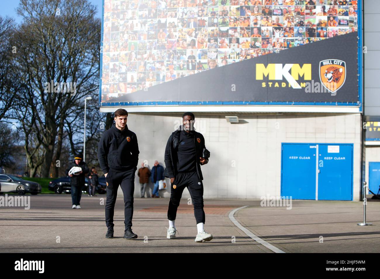 Hull, Großbritannien. 29th Januar 2022. Ryan Longman #16 von Hull City und Festus Arthur #25 von Hull City kommen am 1/29/2022 im Stadion für das heutige Spiel in Hull, Großbritannien an. (Foto von Ben Early/News Images/Sipa USA) Quelle: SIPA USA/Alamy Live News Stockfoto