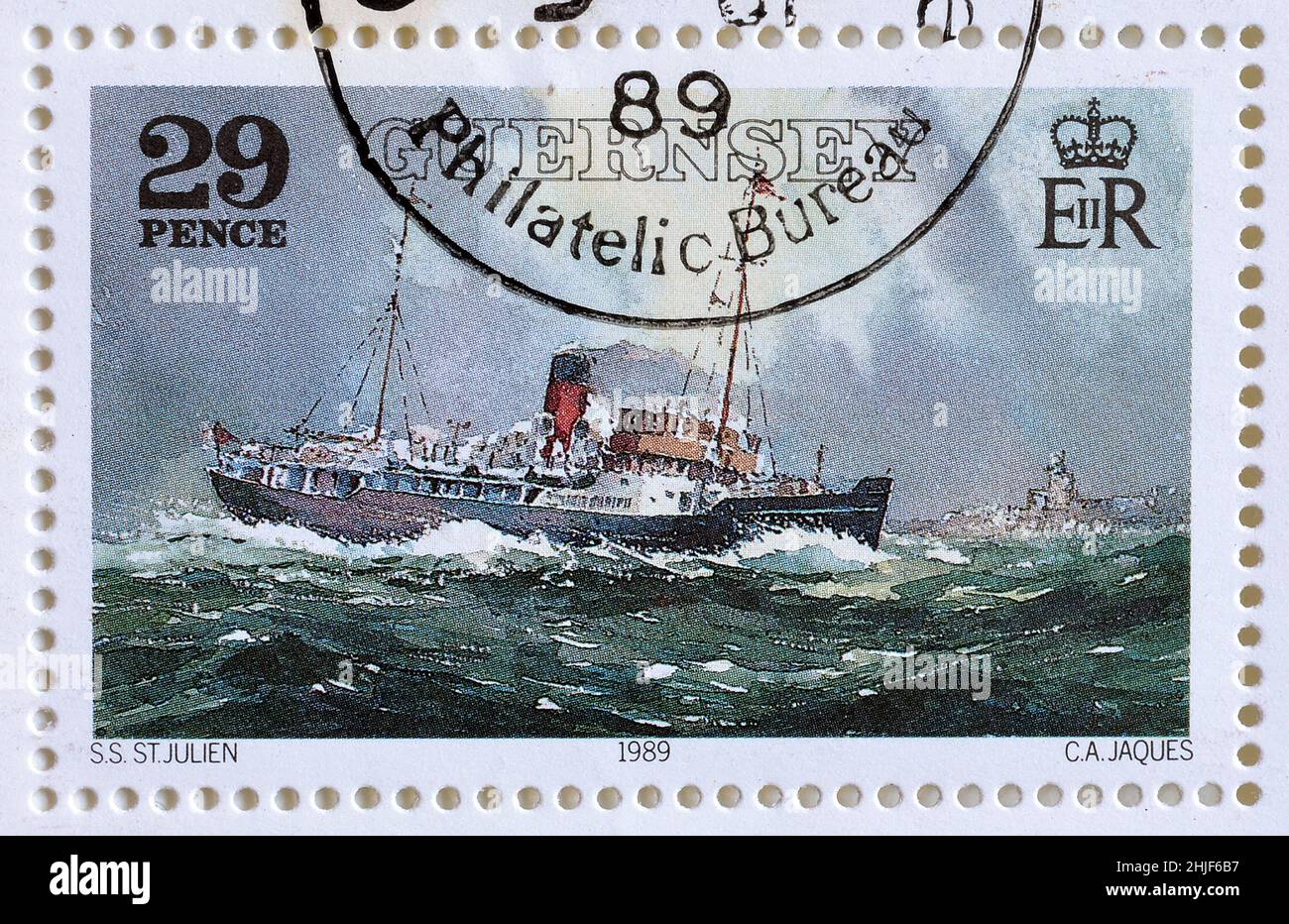 Abgesagte Briefmarke, gedruckt von Guernsey, die S. S. S. St. Julien am Casquets Light vorbeiführt, 100. Jahrestag des Great Western Service zu den Kanalinseln, Stockfoto