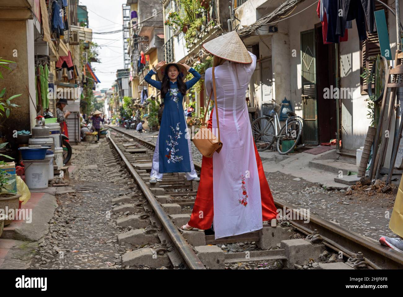 Train Street in der Altstadt von Hanoi, Vietnam, Südostasien Stockfoto