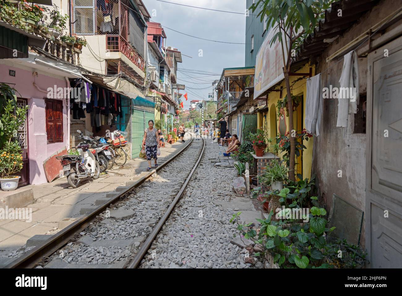Train Street in der Altstadt von Hanoi, Vietnam, Südostasien Stockfoto