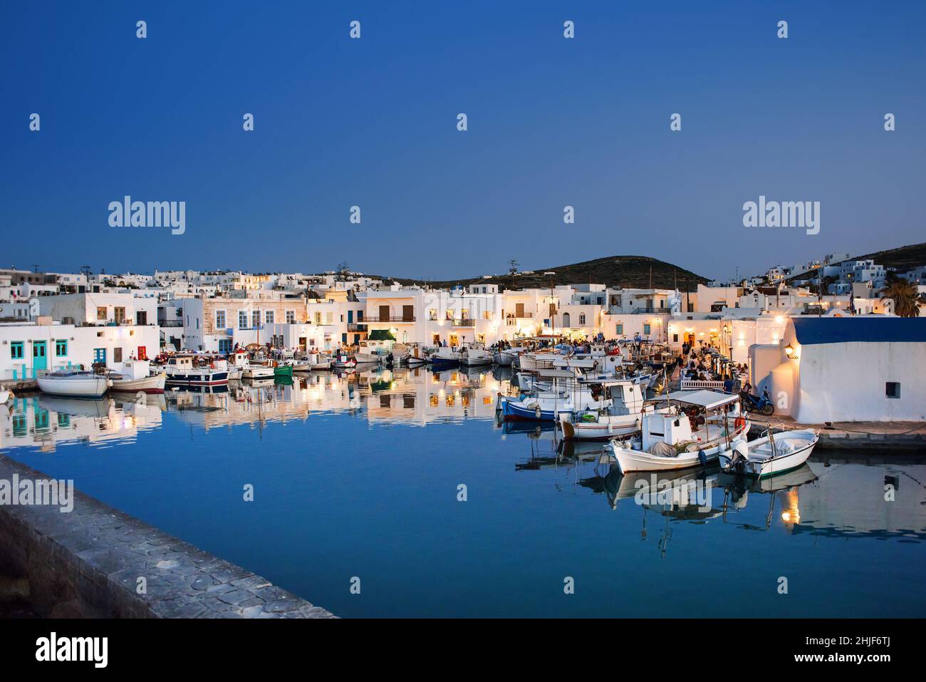 Nachtansicht des Dorfes Naoussa, Insel Paros, Griechenland. Beliebtes Touristenziel in Europa. Stockfoto