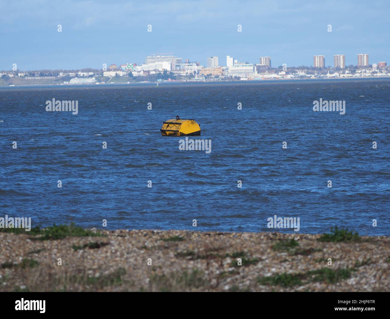 Sheerness, Kent, Großbritannien. 29th Januar 2022. DFDS wurden gezwungen, ihre Fähre von Calais nach Sheerness mit dem Schiff Maxine auszusetzen, da die französischen Hafenarbeiter Probleme hatten. Der Dienst wurde seit dem 14. Januar ausgesetzt und es ist unklar, ob er wieder aufgenommen werden wird, da einige französische Medien (ungenau) gestern über seine Beendigung berichteten. IM BILD: Eine leere Ankerboje, die speziell für die DFDS-Frachtraten Maxine am Hafen von Sheerness installiert wurde. Kredit: James Bell/Alamy Live Nachrichten Stockfoto