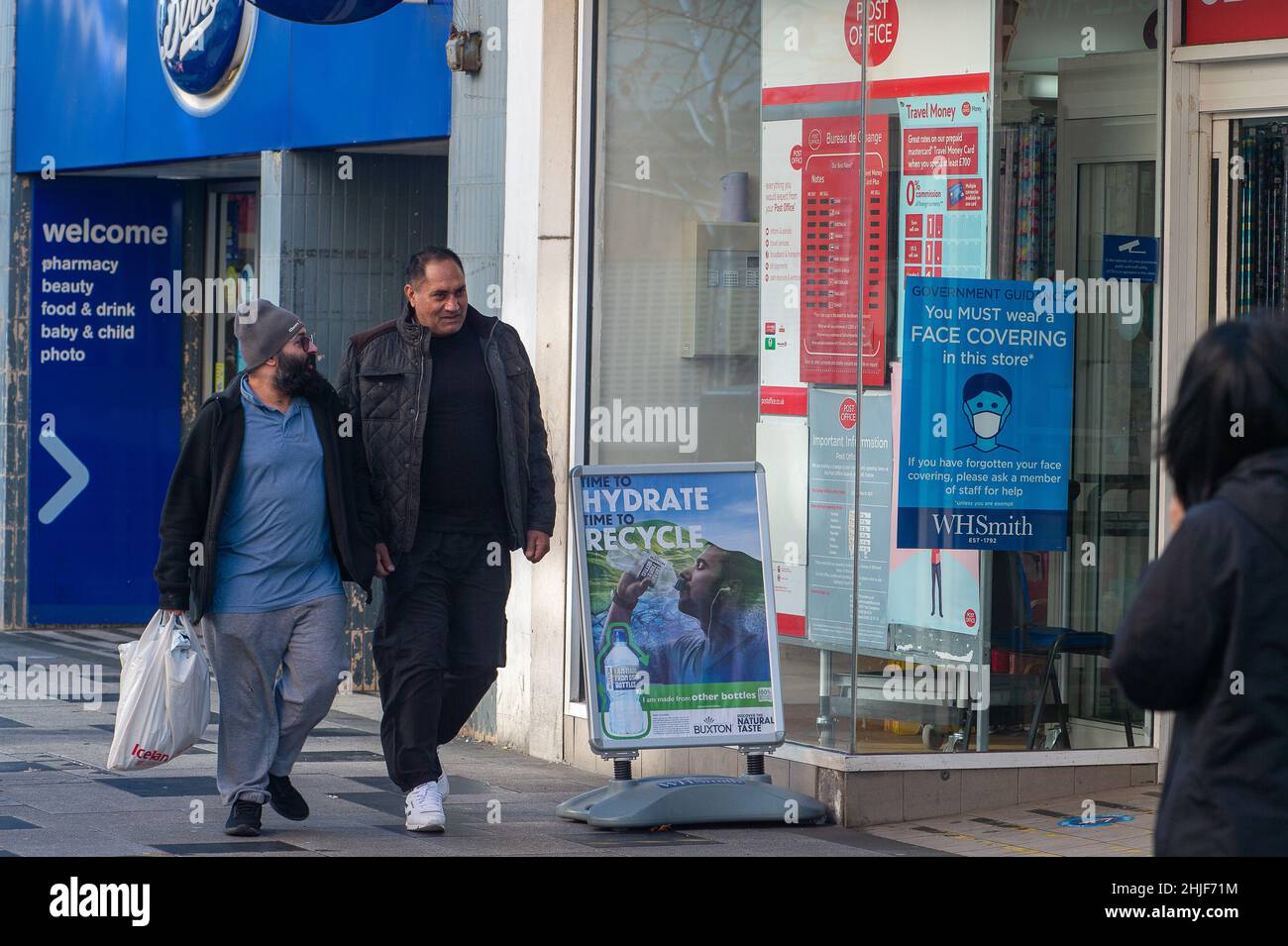 Slough, berkshire, Großbritannien. 29th. Januar 2022. Die Zahl der positiven Covid-19-Fälle pro 100.000 Menschen in Slough stieg in den sieben Tagen bis einschließlich 24th. Januar 2022 von 1.269 auf 1.332. Nachdem die Regierung die Covid-19-Maßnahmen in England aufgehoben hat, wird damit gerechnet, dass die Zahl der Fälle weiter zunehmen wird, da es nicht mehr gesetzlich vorgeschrieben ist, Gesichtsmasken in Geschäften oder in sozialer Distanz zu tragen, obwohl viele Menschen weiterhin Gesichtsmasken tragen. Quelle: Maureen McLean/Alamy Live News Stockfoto