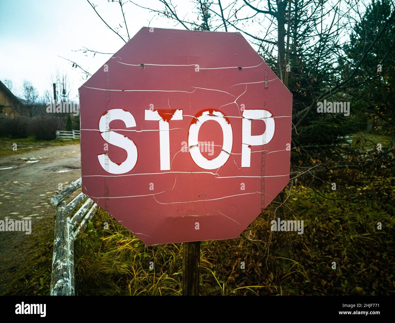Verlassene alte Stoppschild auf der Landstraße Stockfoto