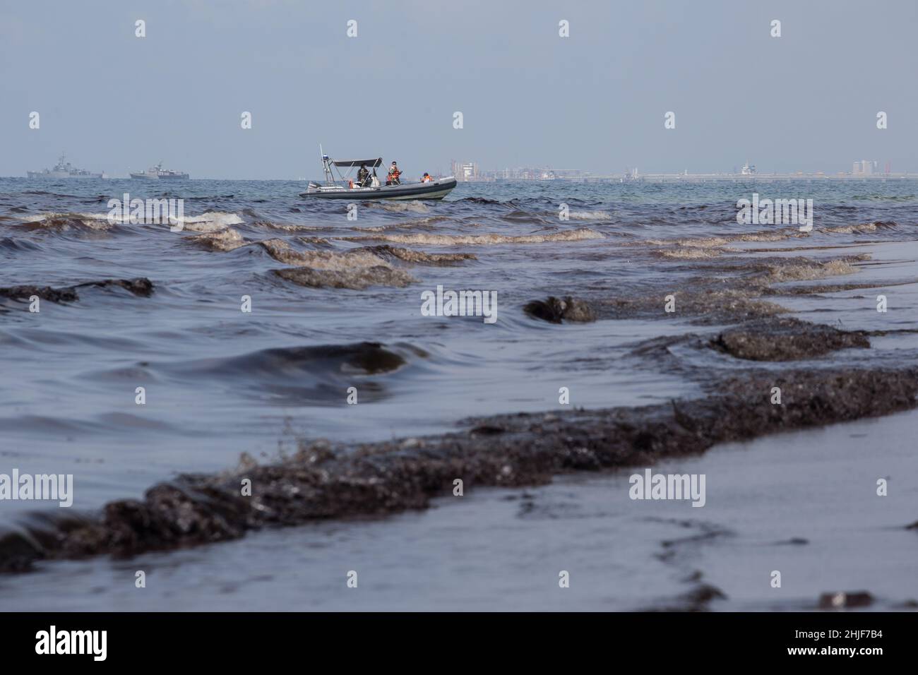 Rayong, Thailand. 29th Januar 2022. Ein Patrouillenboot erkundet den am Strand schwimmenden Rohölschlamm.Beamte der Provinz Rayong eilten, um Rohölflecken am Strand zu beseitigen. Nach einem Ölpipeline-Leck unter dem Meer in der Provinz Rayong, Mae Ramphueng Beach Thailand. (Foto von Adisorn Chabsungnoen/SOPA Images/Sipa USA) Quelle: SIPA USA/Alamy Live News Stockfoto
