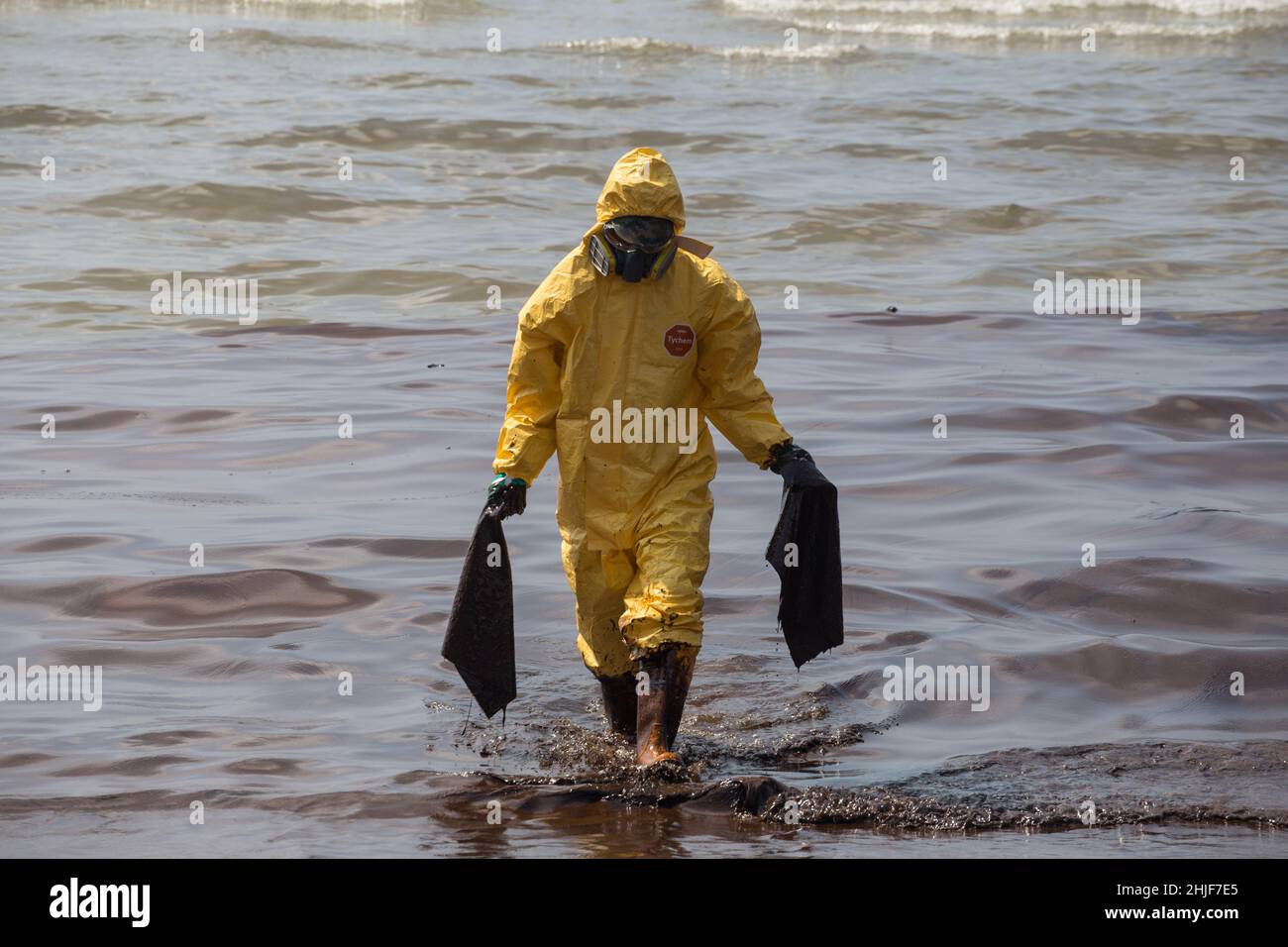 Rayong, Thailand. 29th Januar 2022. Ein Soldat der Marine, der einen Anzug für persönliche Schutzausrüstung (PSA) trug, sah, wie er einen Ölpest am Strand reinigte.Beamte der Provinz Rayong eilten, um Rohölflecken am Strand zu beseitigen. Nach einem Ölpipeline-Leck unter dem Meer in der Provinz Rayong, Mae Ramphueng Beach Thailand. (Foto von Adisorn Chabsungnoen/SOPA Images/Sipa USA) Quelle: SIPA USA/Alamy Live News Stockfoto