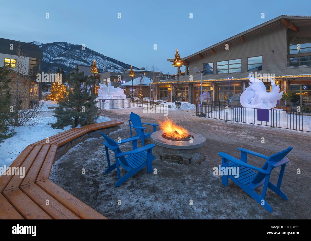 Feuerstelle am frühen Morgen in der Bear Street in Banff, Alberta, Kanada Stockfoto
