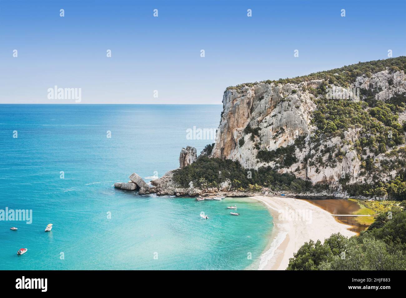 Schöner Strand Cala Luna in der Nähe von Cala Gonone, Insel Sardinien, Italien. Berühmtes Wahrzeichen und touristisches Reiseziel in Europa Stockfoto
