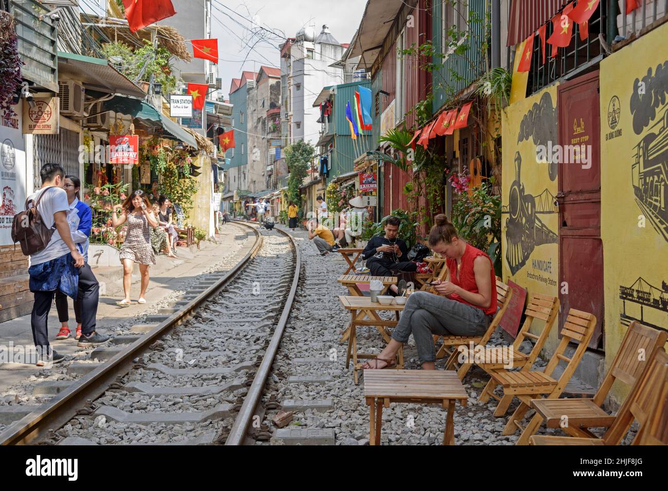 Train Street in der Altstadt von Hanoi, Vietnam, Südostasien Stockfoto