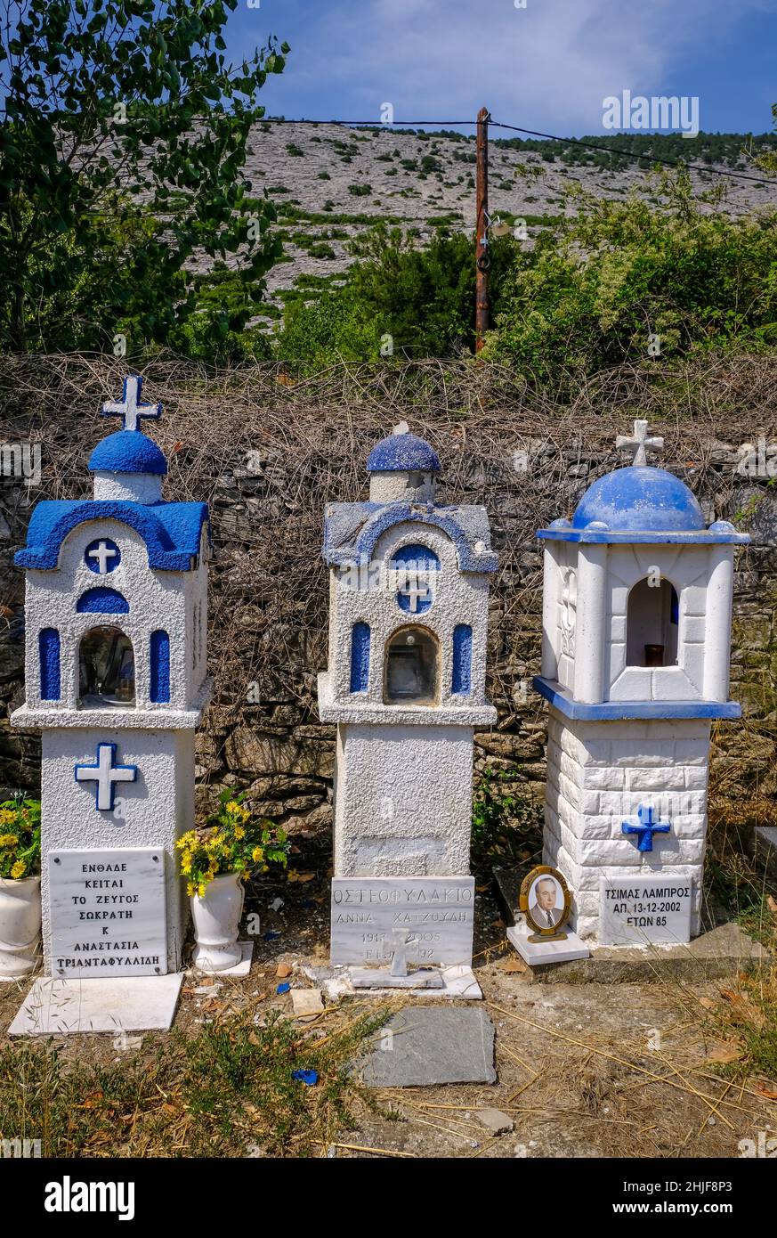 Theologos, Thassos, Griechenland - griechisch-orthodoxer Friedhof mit traditionellen kleinen Gebetskapellen im Bergdorf Theologos auf der Insel Thass Stockfoto