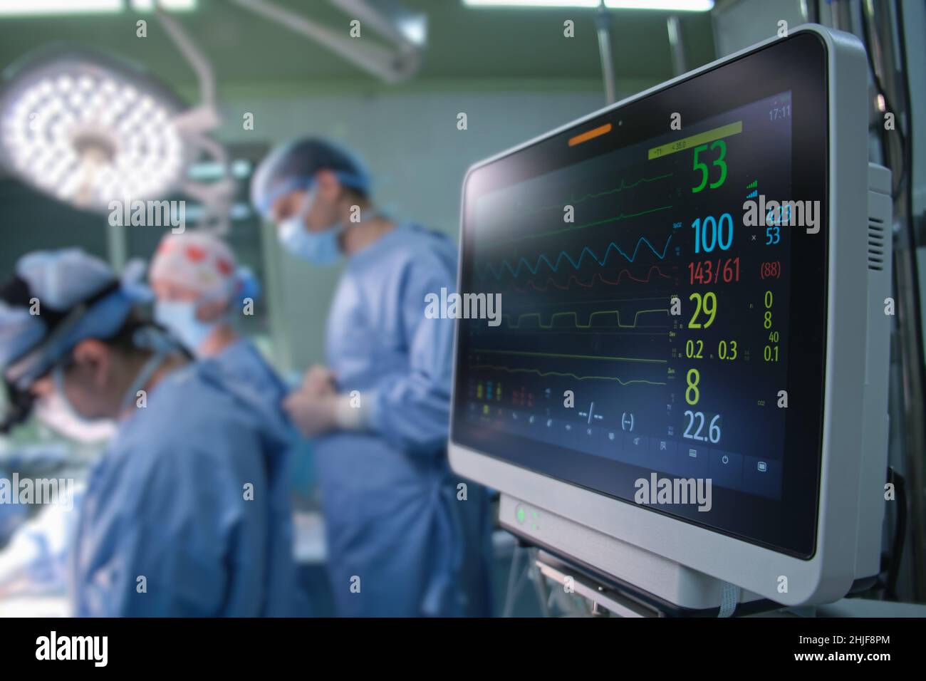 Kontrollmonitor für Herzfrequenz und Patientenzustand im Kinosaal des Krankenhauses während des chirurgischen Eingriffs. Stockfoto