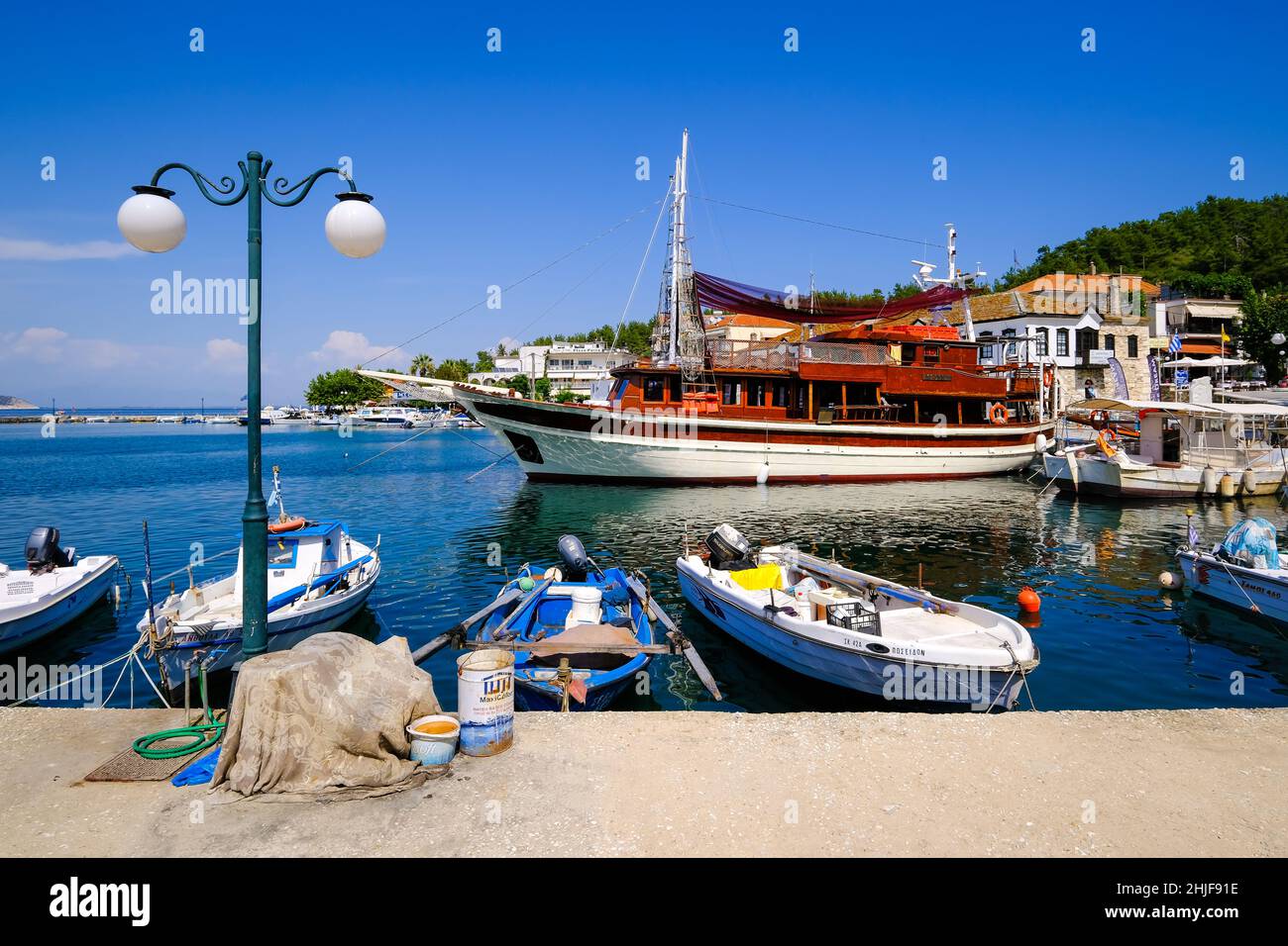 Limenas, Thassos, Griechenland - Fischerboote und ein Ausflugsschiff im Hafen von Limenas. Die Hauptstadt der Insel Thassos ist ein beliebtes Reiseziel für Stockfoto