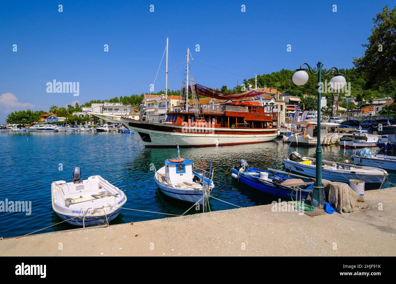 Limenas, Thassos, Griechenland - Fischerboote und ein Ausflugsschiff im Hafen von Limenas. Die Hauptstadt der Insel Thassos ist ein beliebtes Reiseziel für Stockfoto
