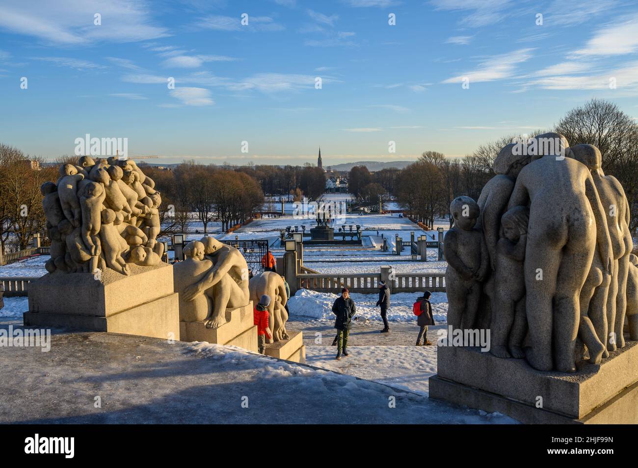 Blick über den Vigeland Skulpturenpark mit der Uranienborg Kirche in der Ferne vom Fuß des Monolith, Frogner Park, Oslo, Norwegen. Stockfoto