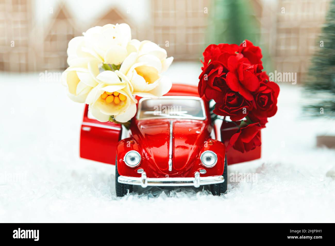 Rotes Retro-Auto mit Blumen in einer Winterlandschaft. Postkarte zum  Muttertag oder Valentinstag. Blumenlieferung für den Urlaub. Selektiver  Fokus Stockfotografie - Alamy
