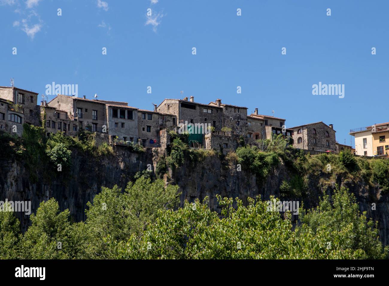 Panoramablick auf castellfollit de la roca in der Gegend von la garrotxa im Norden spaniens Stockfoto