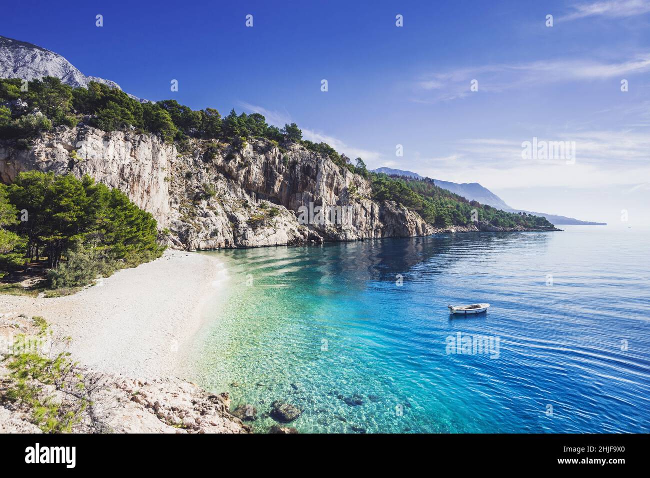 Schöner Strand von Nugal in der Nähe von Brela Stadt, Dalmatien, Kroatien. makarska riviera, berühmtes Wahrzeichen und touristisches Reiseziel in Europa Stockfoto