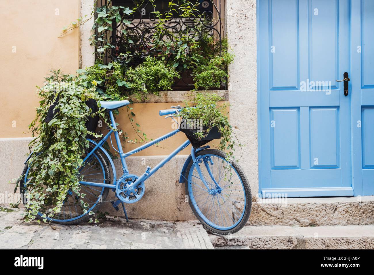 Altes rostiges Fahrrad, das an einer Wand gelehnt ist. Vintage Retro-Fahrrad. Mediterraner Stil Stockfoto
