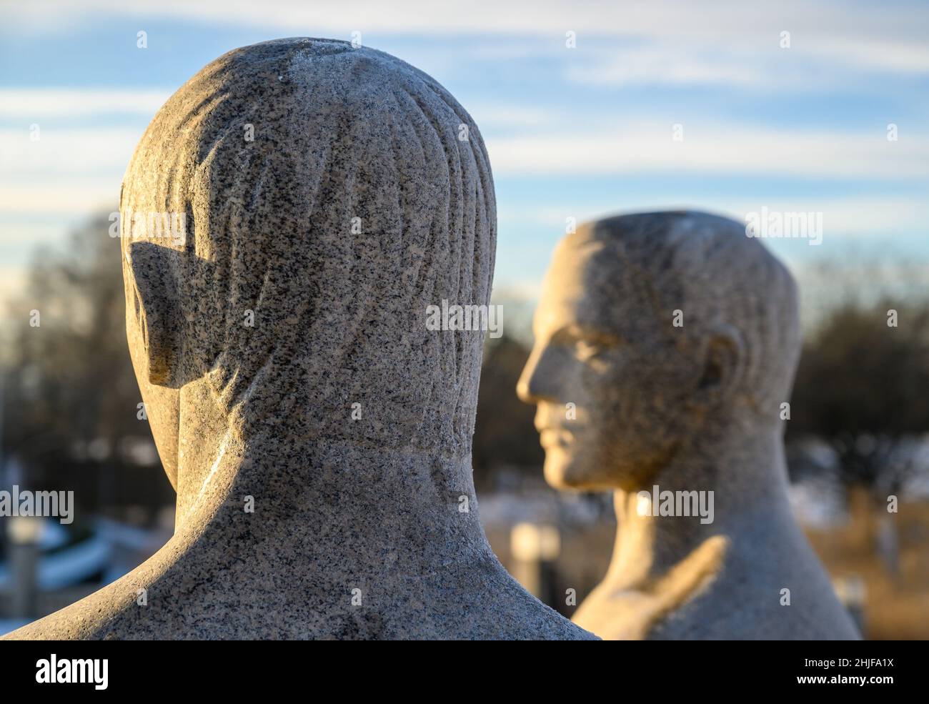 Nahaufnahme von Granitstatuen von zwei Männern im Vigeland Sculpture Park, Frognerparken, Oslo, Norwegen. Stockfoto