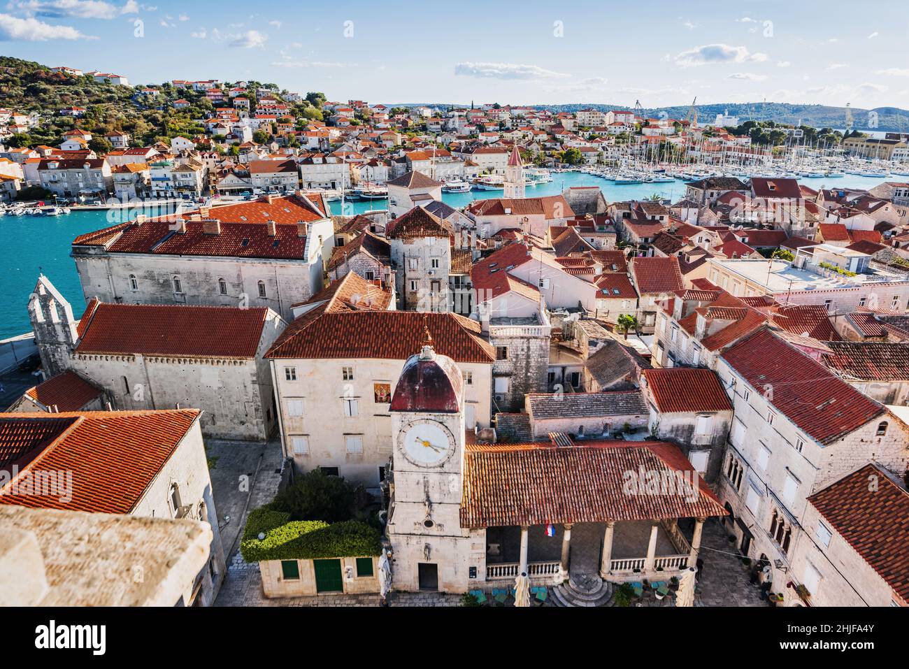 Schöne Sicht auf die Altstadt von Trogir, Kroatien. Berühmtes kroatisches Touristenziel. Dalmatien Küste. UNESCO-Weltkulturerbe. Stockfoto