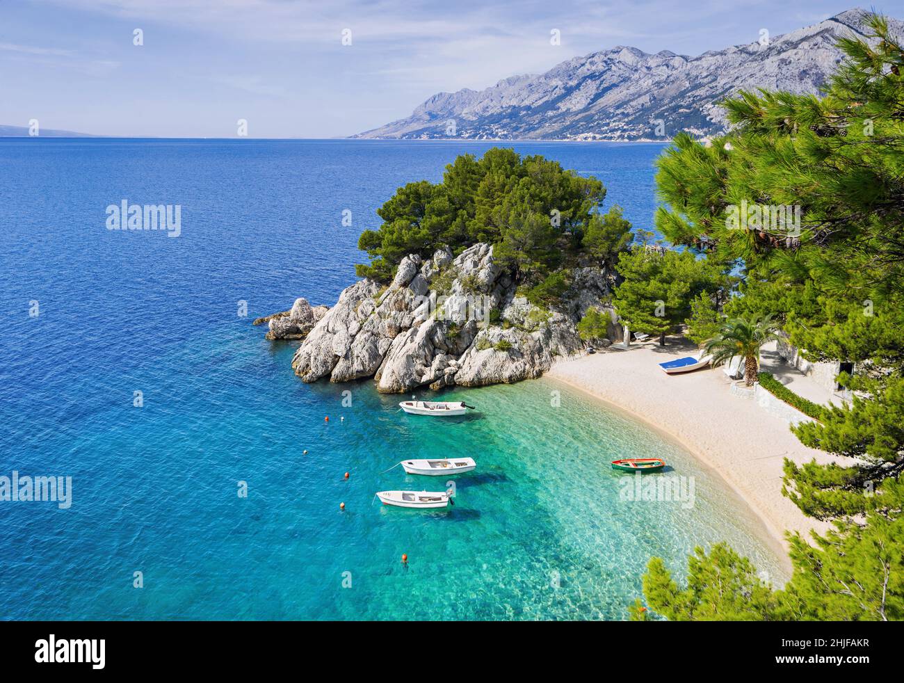 Schöner Strand in der Nähe Brela Stadt, Dalmatien, Kroatien. makarska riviera, berühmtes Wahrzeichen und touristisches Reiseziel in Europa Stockfoto