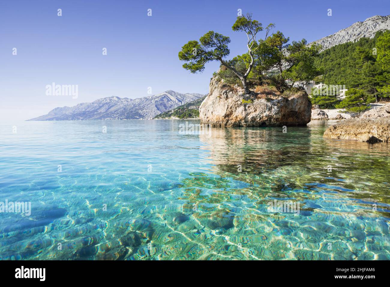 Schöne Bucht in der Nähe Brela Stadt, Dalmatien, Kroatien. makarska riviera, berühmtes Wahrzeichen und touristisches Reiseziel in Europa Stockfoto