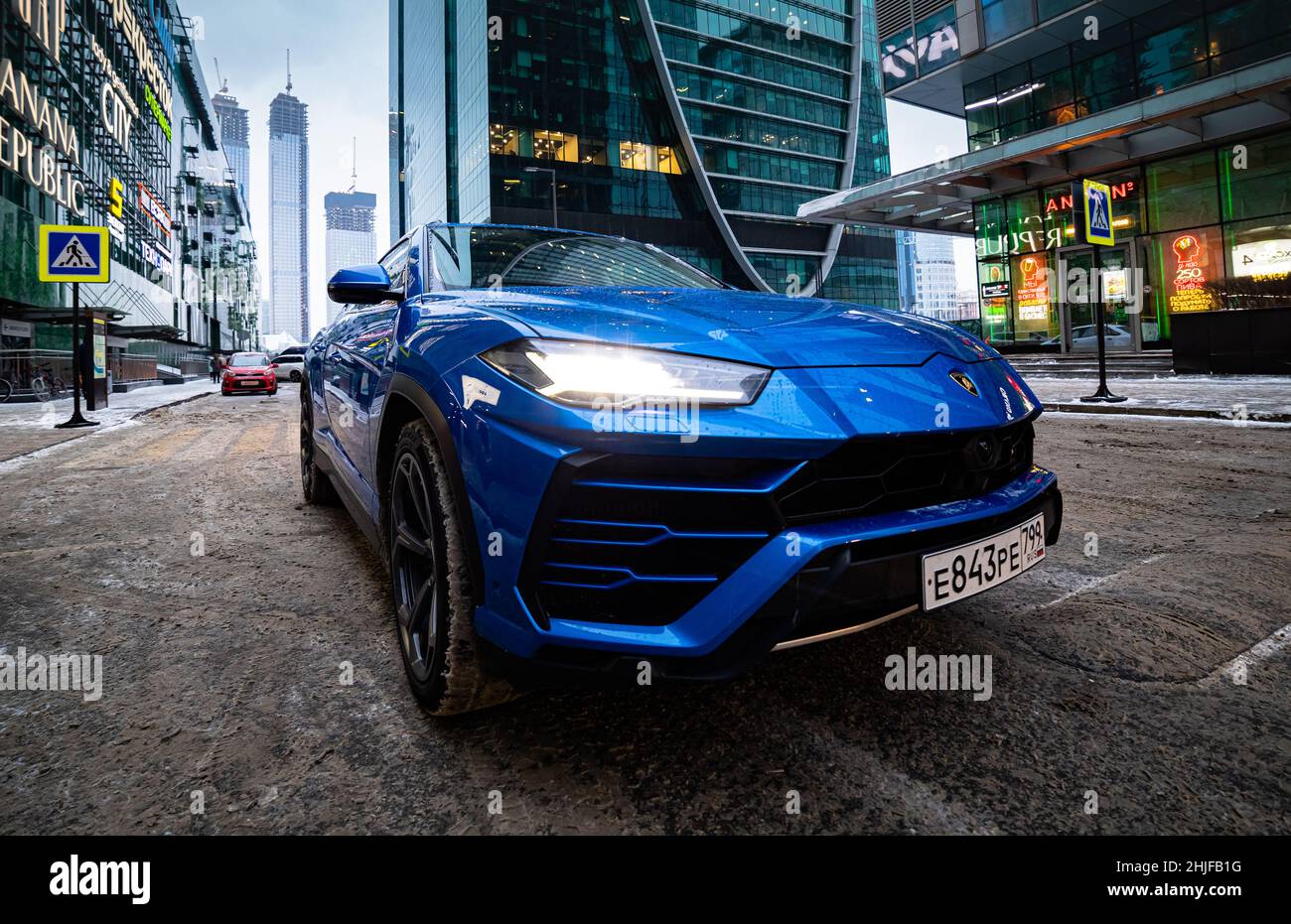 Moskau, russland - 13. Dezember 2020: Premium-suv lamborghini urus steht auf Parkplätzen in der Innenstadt Stockfoto