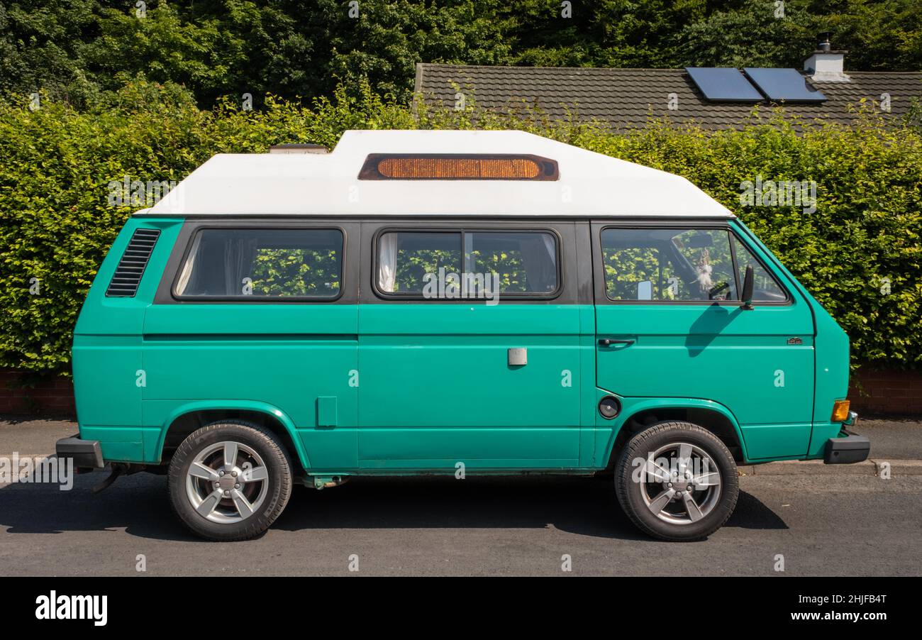 Galloway, Schottland - 21st 2021. Juli: An einem Sommertag parkte ein alter grüner Volkswagen T3 Transporter Camper auf einer Straße Stockfoto