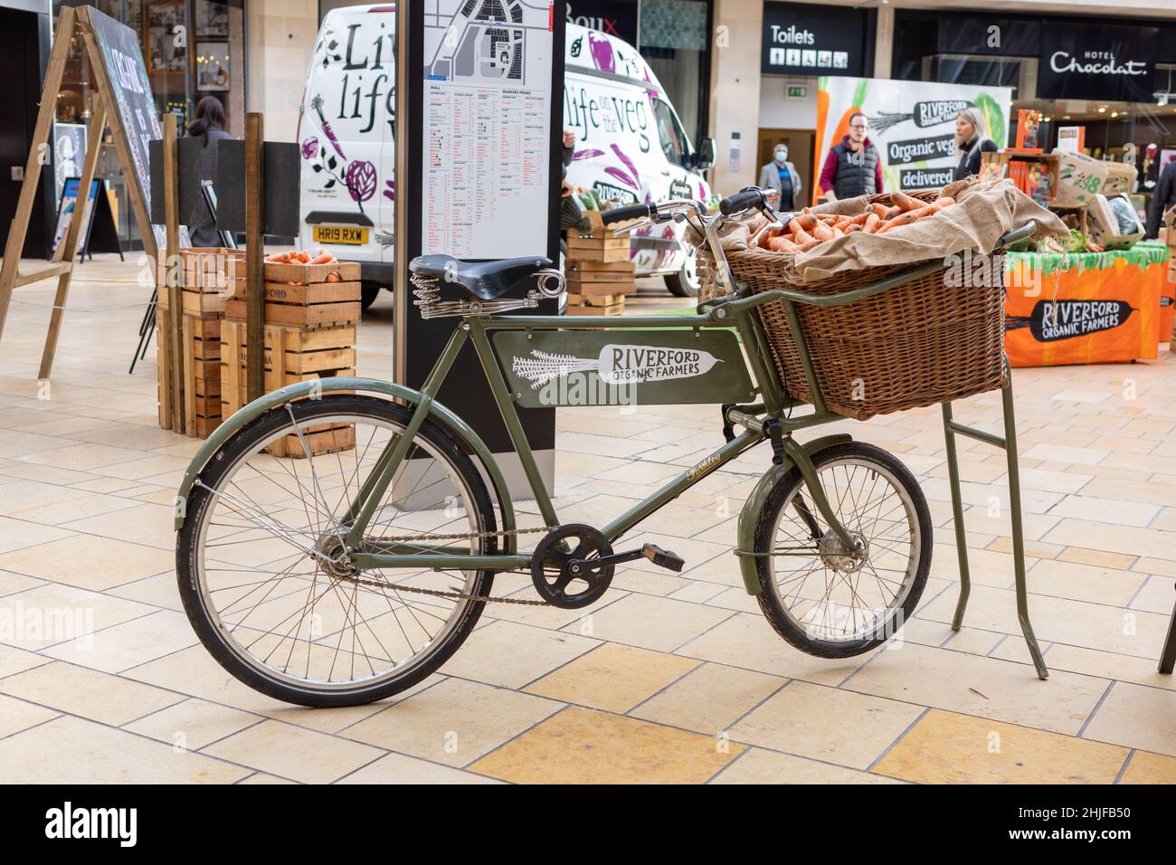 Oldtimer-Fahrrad im Cabot Circus Bristol mit Werbung für Riverford Organic Farmers (Januar 22) Stockfoto