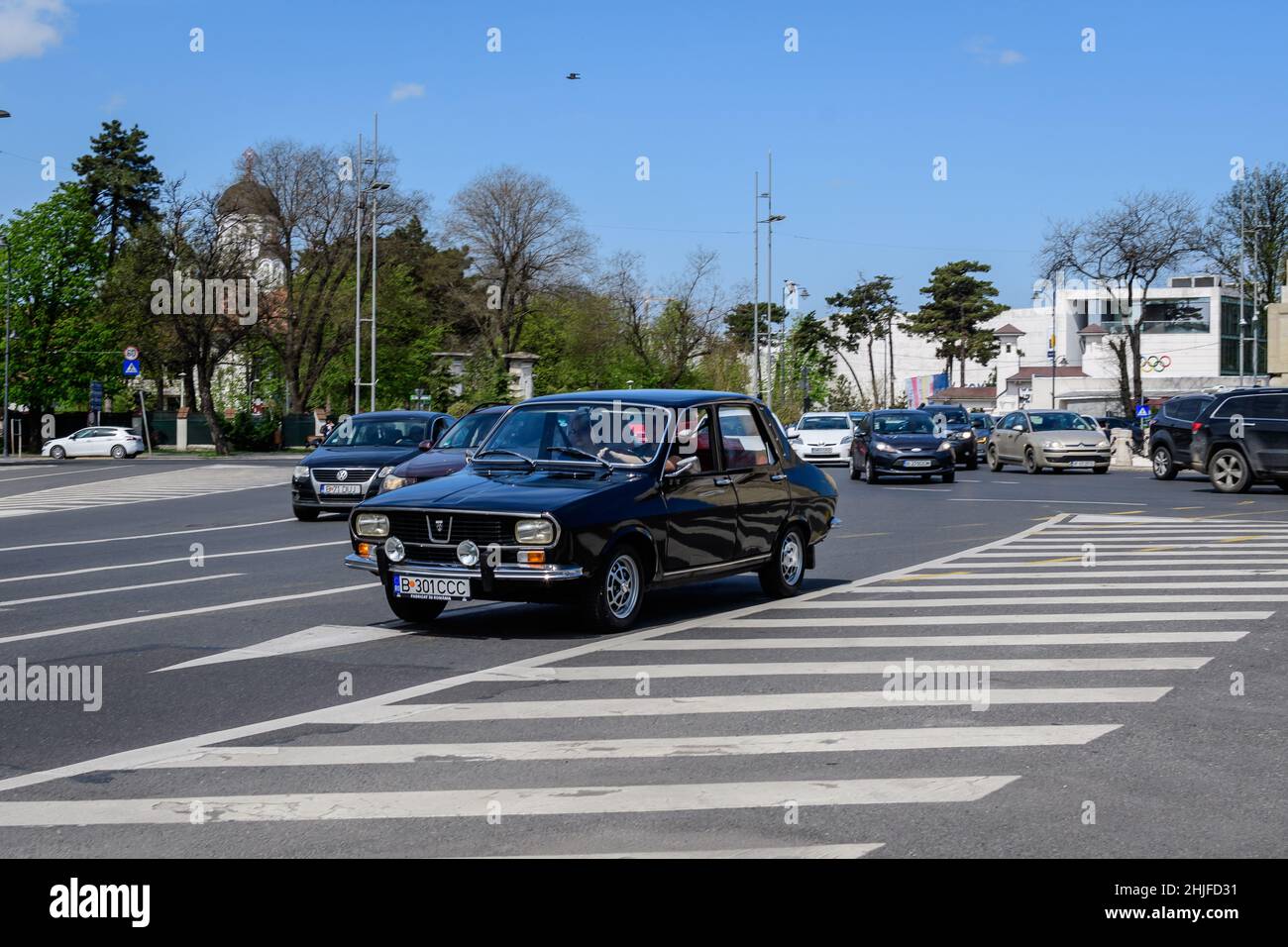 Bukarest, Rumänien, 24. April 2021 Alter schwarzer Retro-rumänischer Dacia 1300-Klassiker im Verkehr auf einer Straße an einem sonnigen Frühlingstag Stockfoto