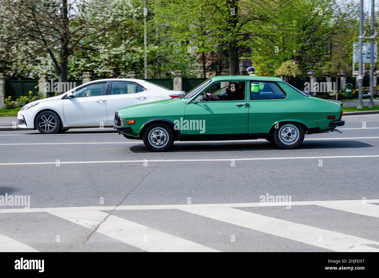 Bukarest, Rumänien, 24. April 2021 Alter retro lebendiger grüner rumänischer Dacia 1310 Oldtimer im Verkehr auf einer Straße an einem sonnigen Frühlingstag Stockfoto